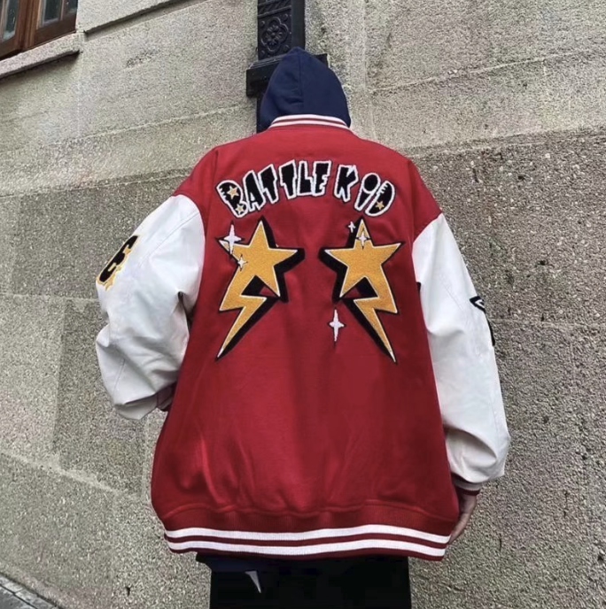 André | Varsity Jacket Homem com Patches Estilo Universitário