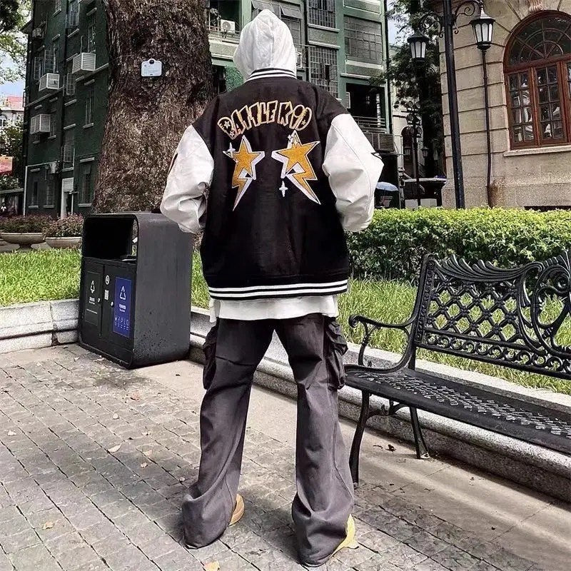 André | Varsity Jacket Homem com Patches Estilo Universitário