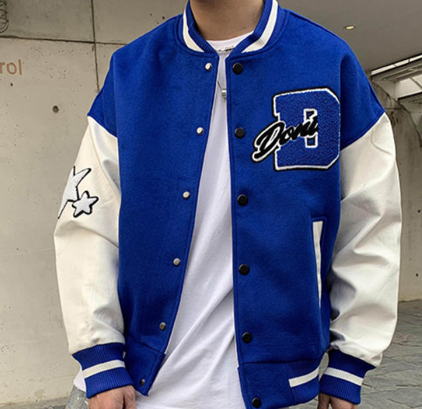 André | Varsity Jacket Homem com Patches Estilo Universitário