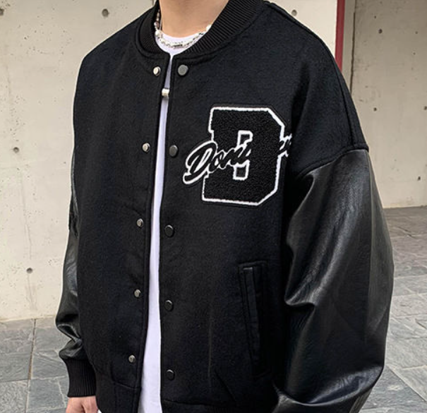 André | Varsity Jacket Homem com Patches Estilo Universitário