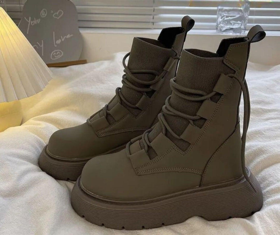 Botas Militares Mulher Plataforma com Atacadores e Fivelas