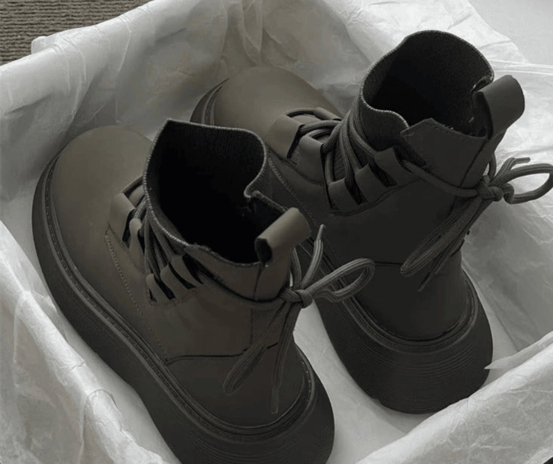 Botas Militares Mulher Plataforma com Atacadores e Fivelas