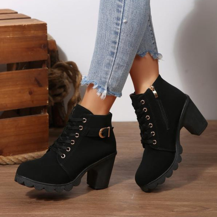 Constança | Botins Mulher Salto Chunky Atacadores Fivela Metálica
