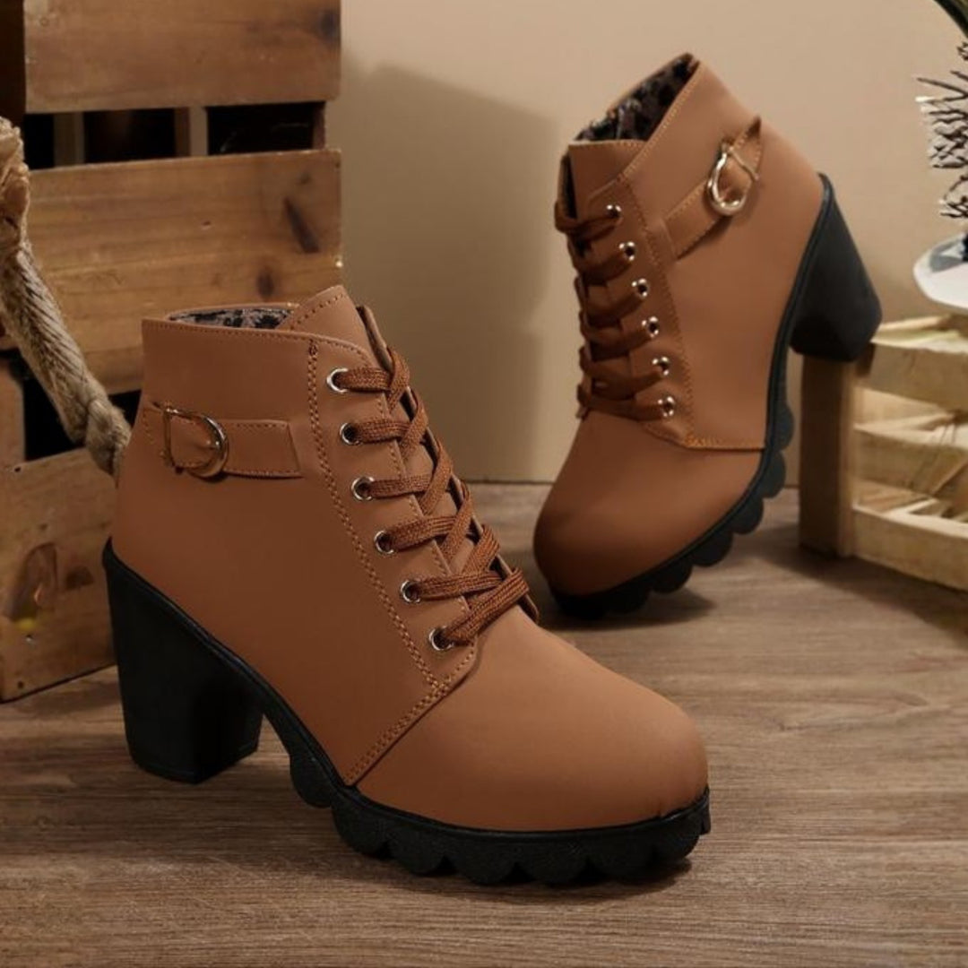 Constança | Botins Mulher Salto Chunky Atacadores Fivela Metálica