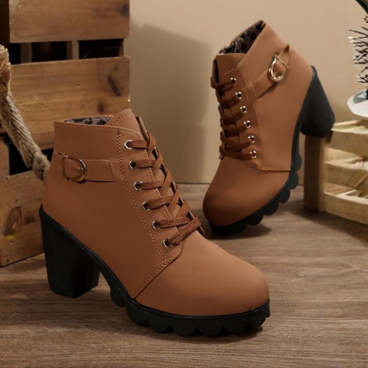 Constança | Botins Mulher Salto Chunky Atacadores Fivela Metálica