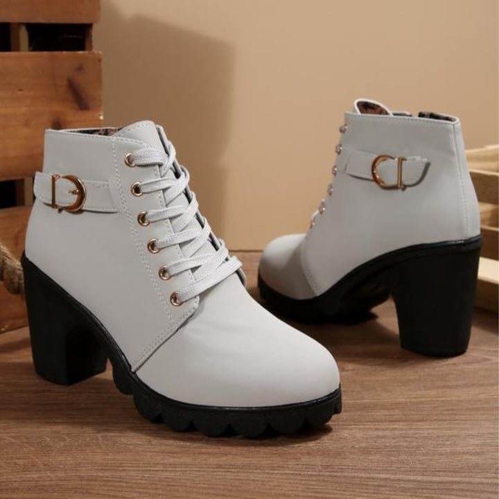 Constança | Botins Mulher Salto Chunky Atacadores Fivela Metálica