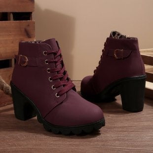 Constança | Botins Mulher Salto Chunky Atacadores Fivela Metálica