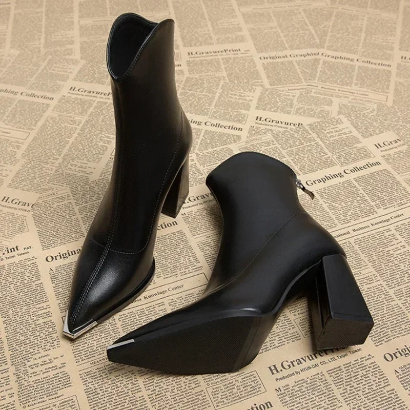 Leonor | Chelsea Boots de Couro Mulher Salto Bloco Bico Metálico
