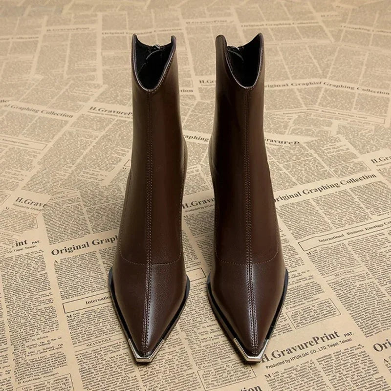 Leonor | Chelsea Boots de Couro Mulher Salto Bloco Bico Metálico