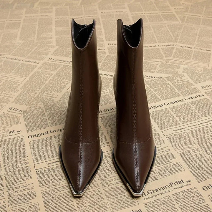 Leonor | Chelsea Boots de Couro Mulher Salto Bloco Bico Metálico