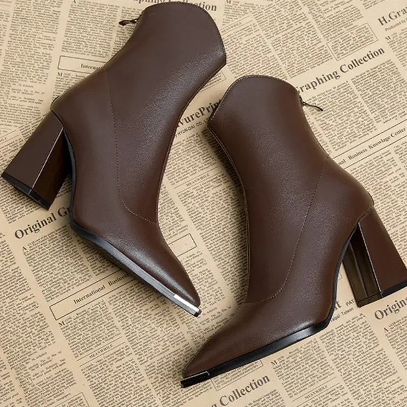 Leonor | Chelsea Boots de Couro Mulher Salto Bloco Bico Metálico