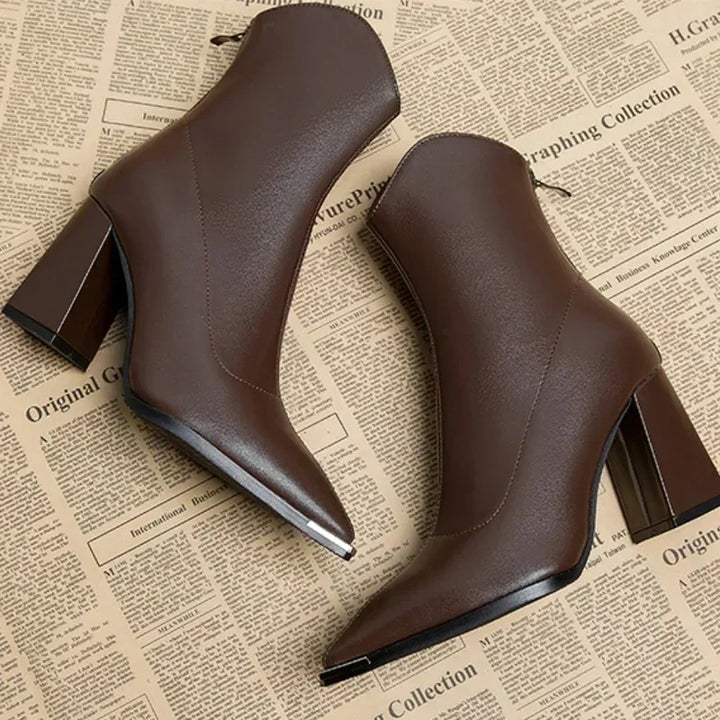 Leonor | Chelsea Boots de Couro Mulher Salto Bloco Bico Metálico