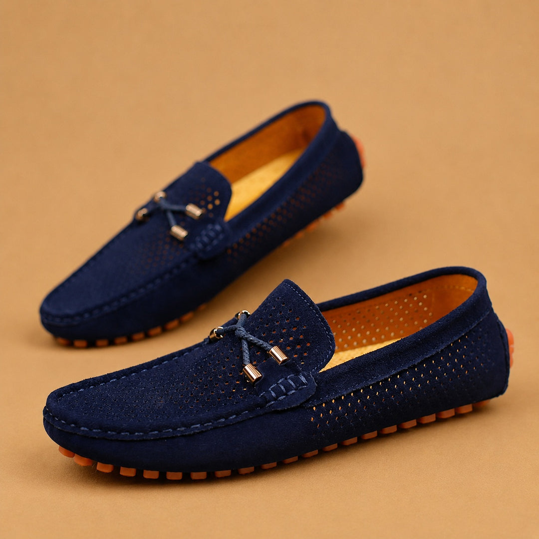 Loafers de Camurça Perfurada Homem Slip-On Detalhe Metálico