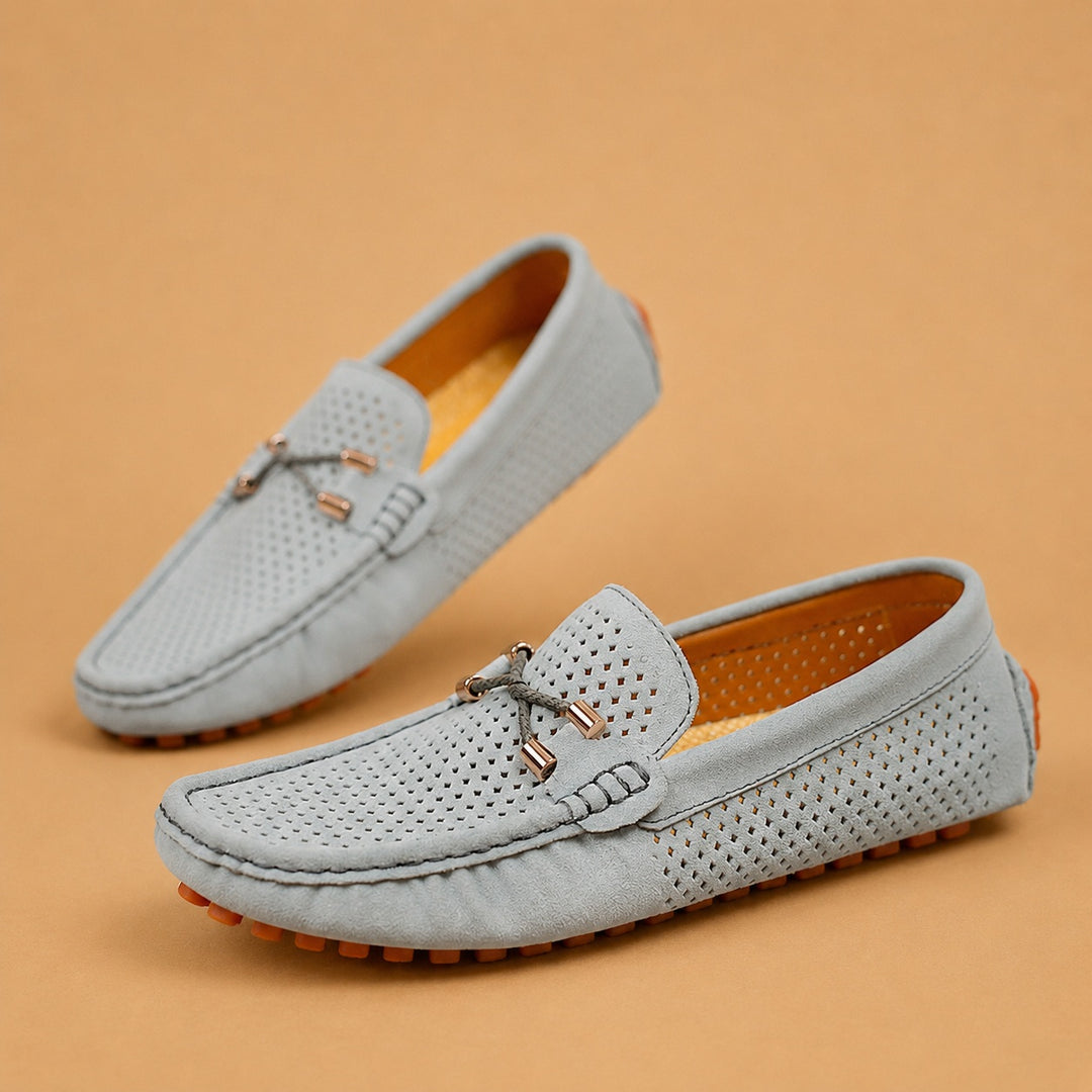 Loafers de Camurça Perfurada Homem Slip-On Detalhe Metálico