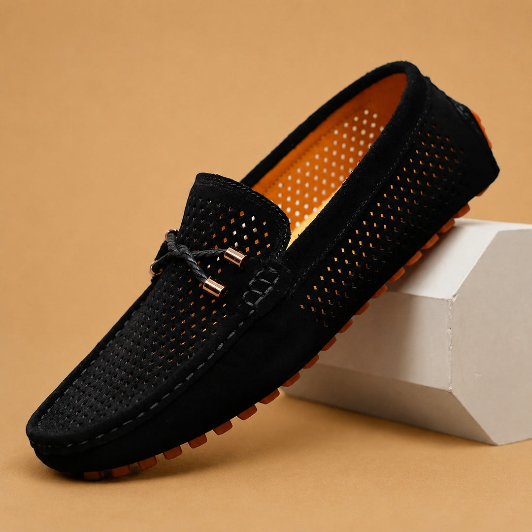 Loafers de Camurça Perfurada Homem Slip-On Detalhe Metálico