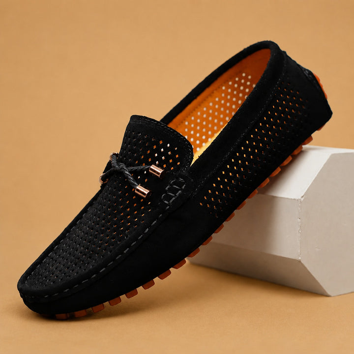 Loafers de Camurça Perfurada Homem Slip-On Detalhe Metálico