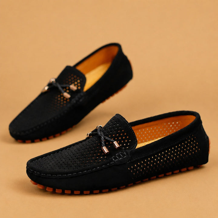 Loafers de Camurça Perfurada Homem Slip-On Detalhe Metálico