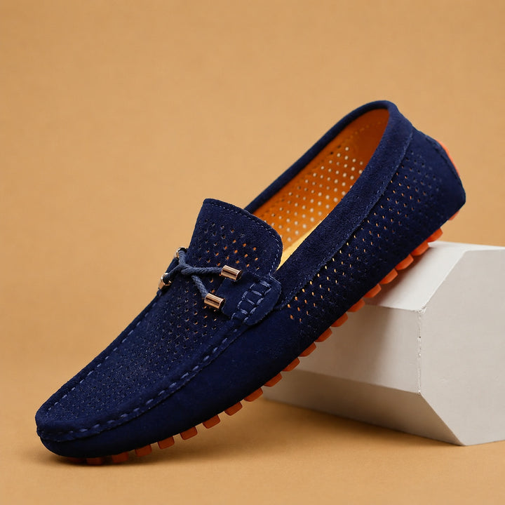 Loafers de Camurça Perfurada Homem Slip-On Detalhe Metálico