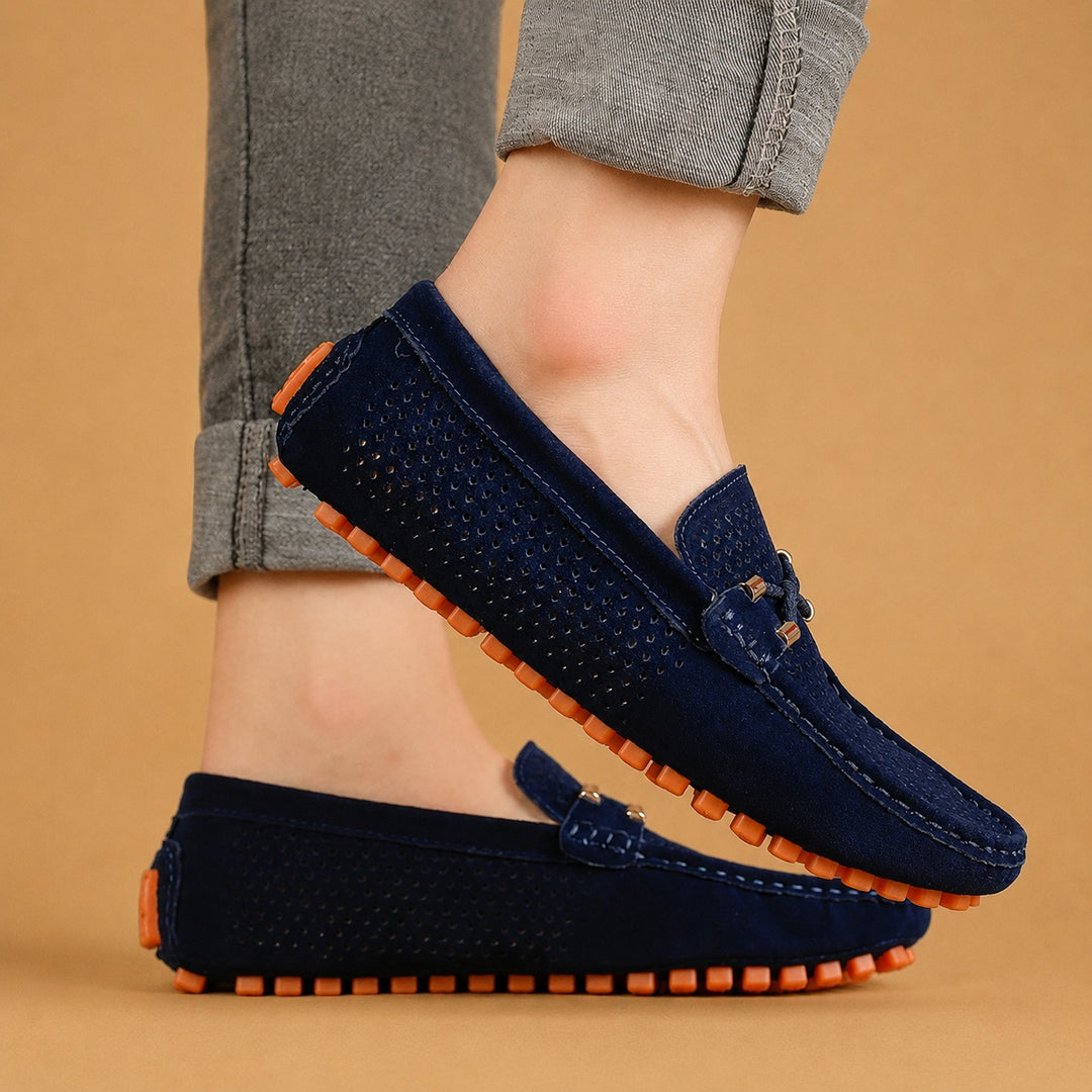 Loafers de Camurça Perfurada Homem Slip-On Detalhe Metálico