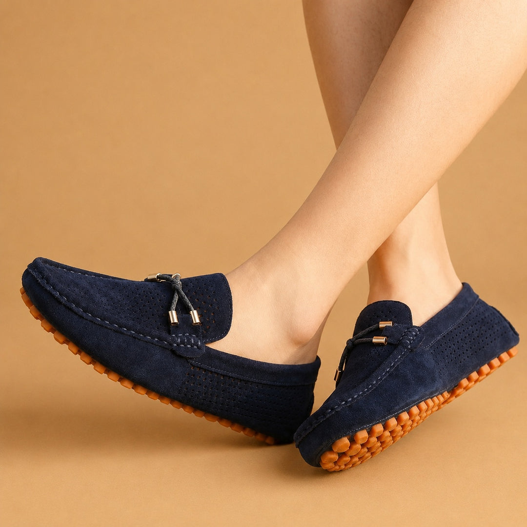 Loafers de Camurça Perfurada Homem Slip-On Detalhe Metálico