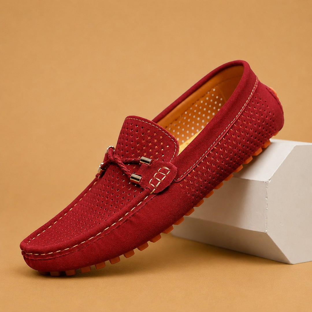 Loafers de Camurça Perfurada Homem Slip-On Detalhe Metálico