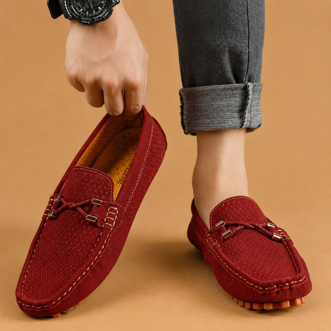 Loafers de Camurça Perfurada Homem Slip-On Detalhe Metálico