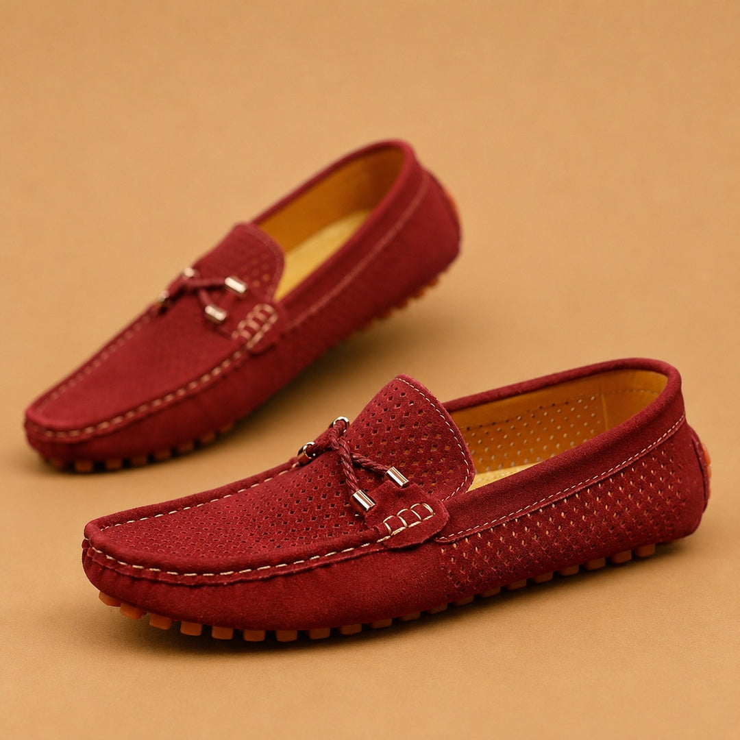 Loafers de Camurça Perfurada Homem Slip-On Detalhe Metálico