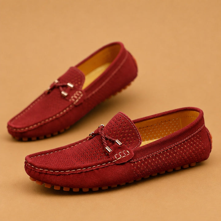 Loafers de Camurça Perfurada Homem Slip-On Detalhe Metálico