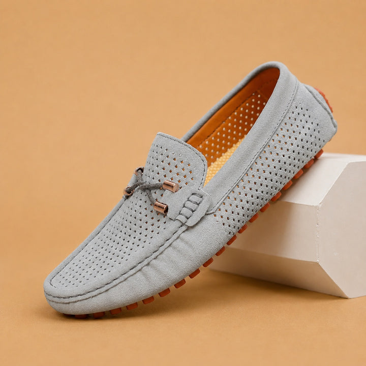 Loafers de Camurça Perfurada Homem Slip-On Detalhe Metálico