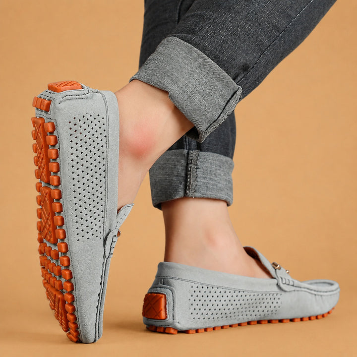 Loafers de Camurça Perfurada Homem Slip-On Detalhe Metálico
