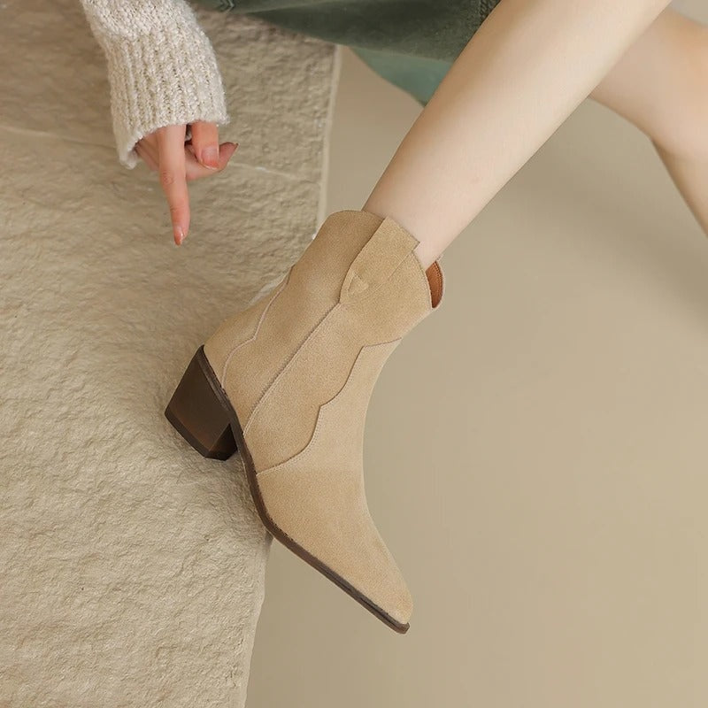 Lúcia | Botins Cowboy de Camurça Mulher Bico Fino Salto Bloco
