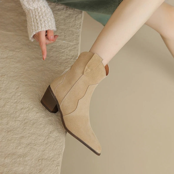 Lúcia | Botins Cowboy de Camurça Mulher Bico Fino Salto Bloco