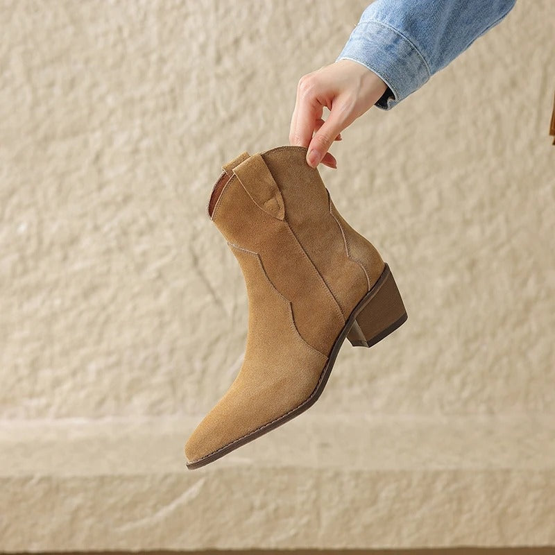 Lúcia | Botins Cowboy de Camurça Mulher Bico Fino Salto Bloco