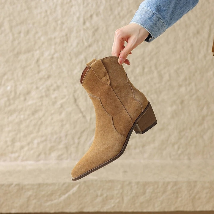 Lúcia | Botins Cowboy de Camurça Mulher Bico Fino Salto Bloco