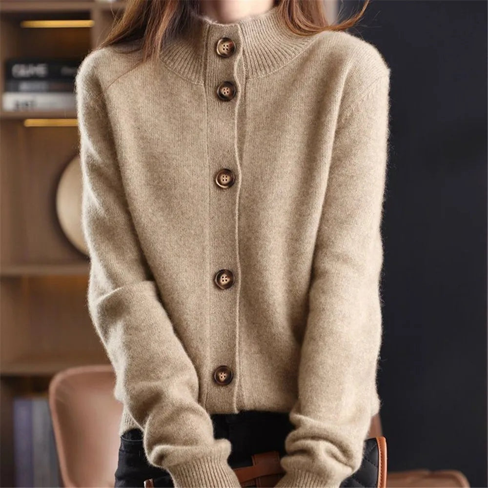 Lúcia | Cardigan de Lã Mulher Gola Meia-Alta com Botões