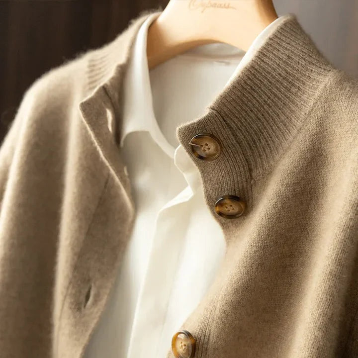 Lúcia | Cardigan de Lã Mulher Gola Meia-Alta com Botões