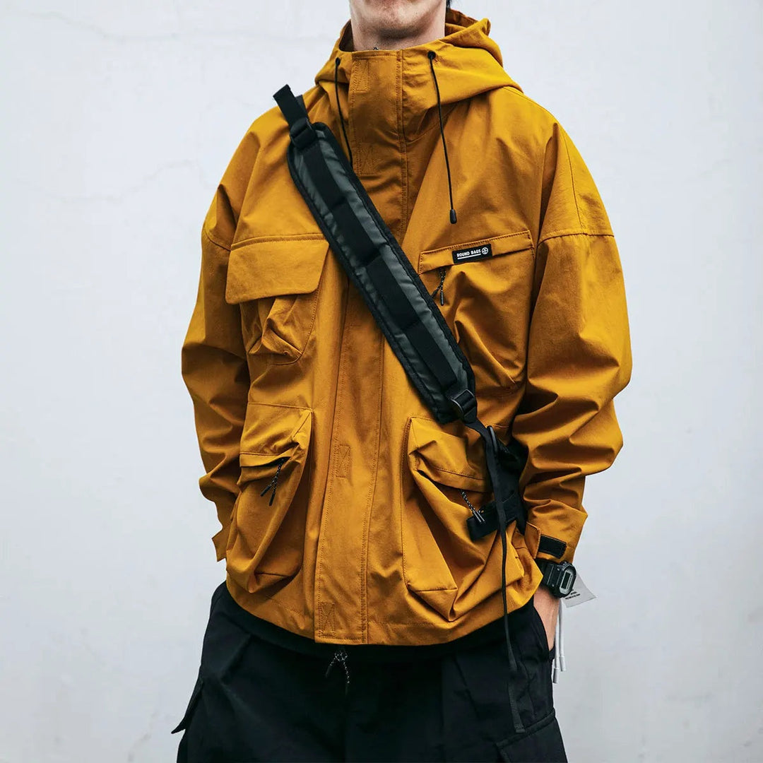 Martim | Casaco Corta Vento Homem com Capuz Multipockets