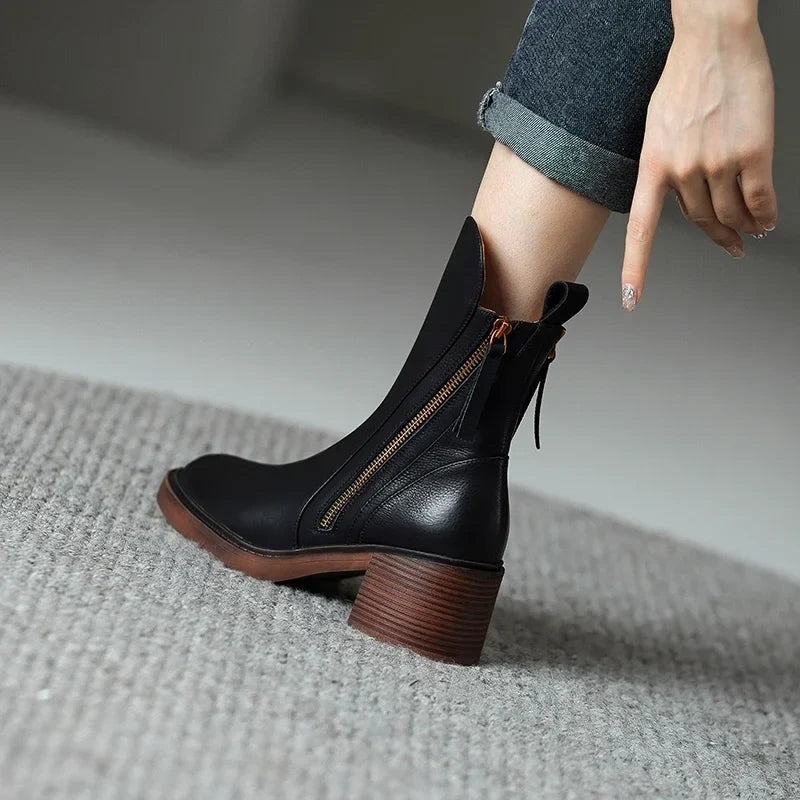 Mónica | Botins de Couro Vegano Mulher Salto Bloco Fecho Lateral