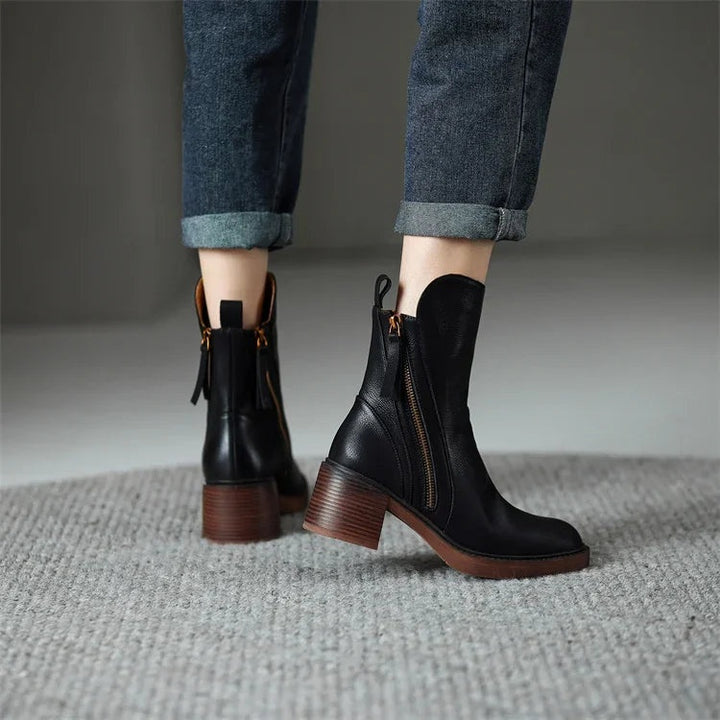 Mónica | Botins de Couro Vegano Mulher Salto Bloco Fecho Lateral