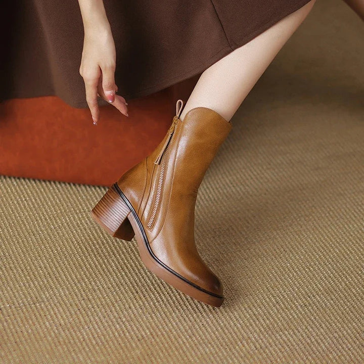 Mónica | Botins de Couro Vegano Mulher Salto Bloco Fecho Lateral