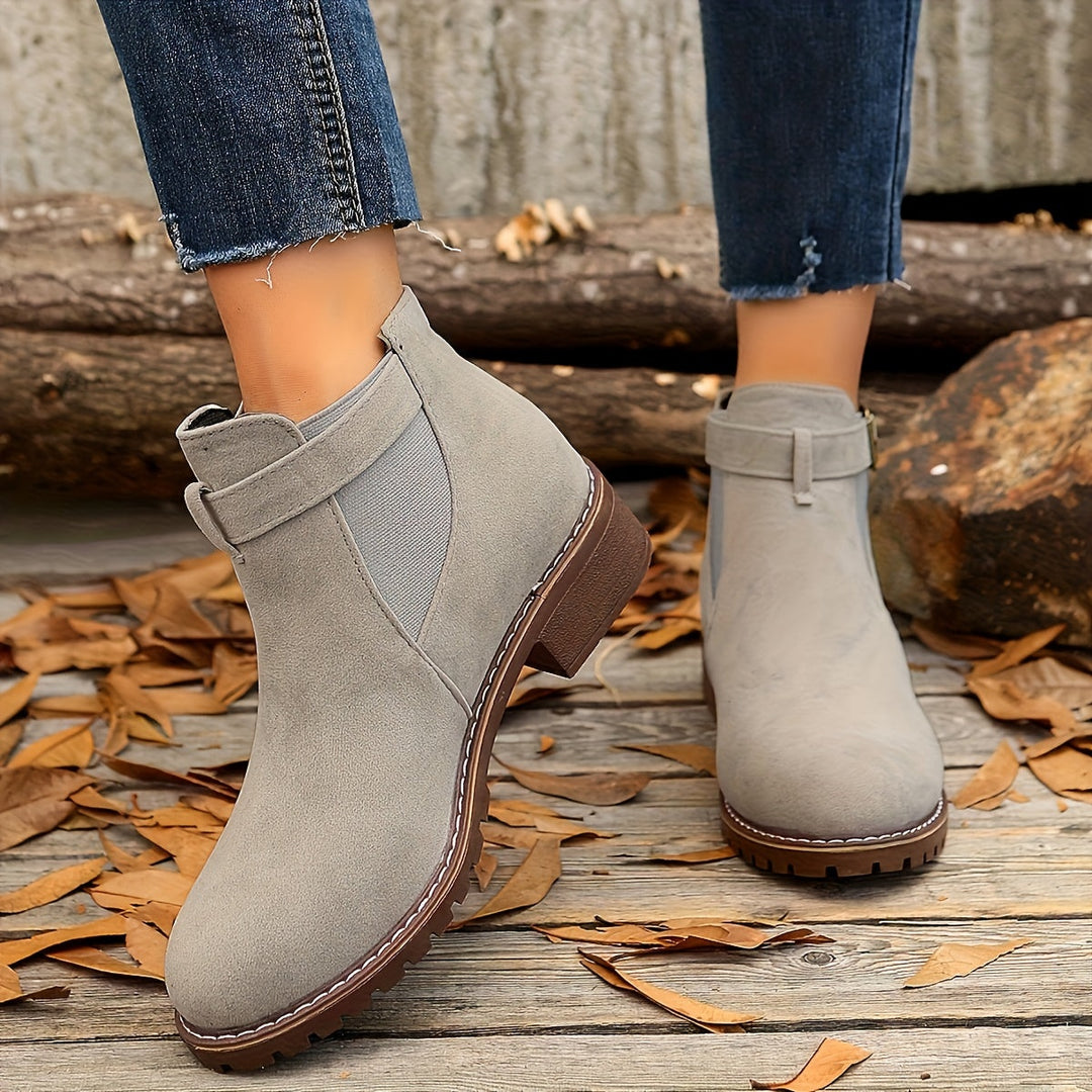 Mónica | Chelsea Boots de Camurça Mulher Salto Bloco Fivela