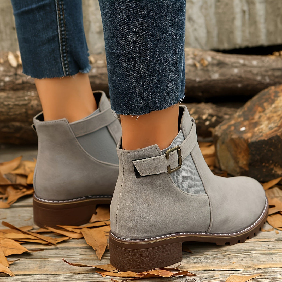 Mónica | Chelsea Boots de Camurça Mulher Salto Bloco Fivela