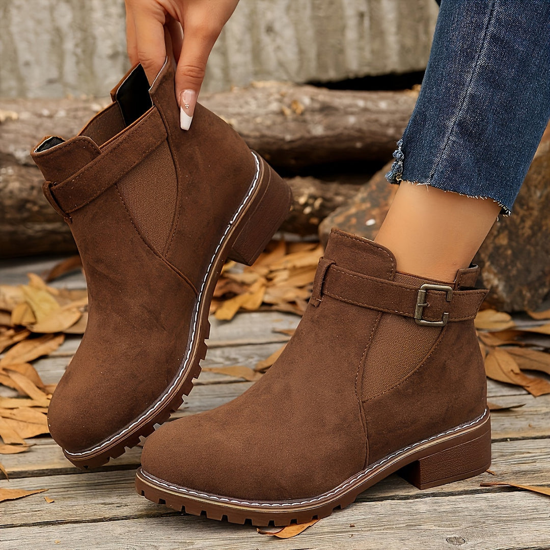 Mónica | Chelsea Boots de Camurça Mulher Salto Bloco Fivela