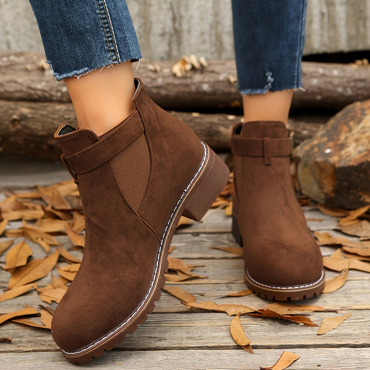 Mónica | Chelsea Boots de Camurça Mulher Salto Bloco Fivela