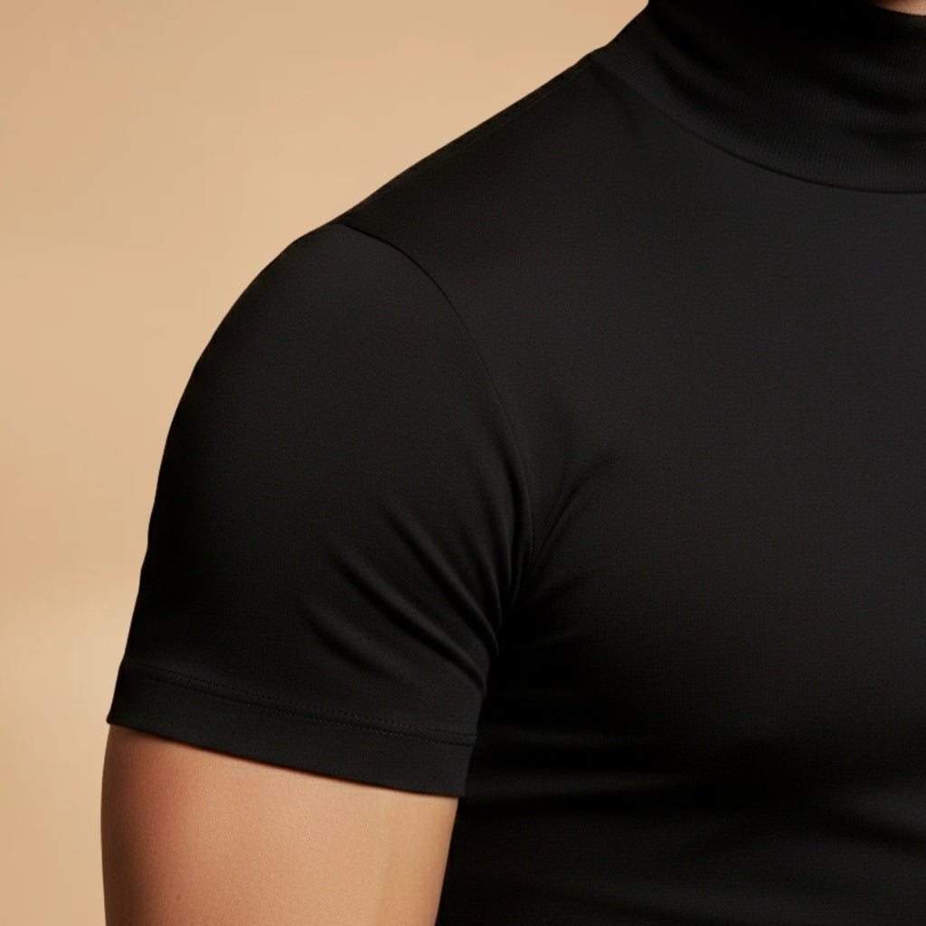 Tomás | T-Shirt Gola Alta Ajustada Homem Manga Curta
